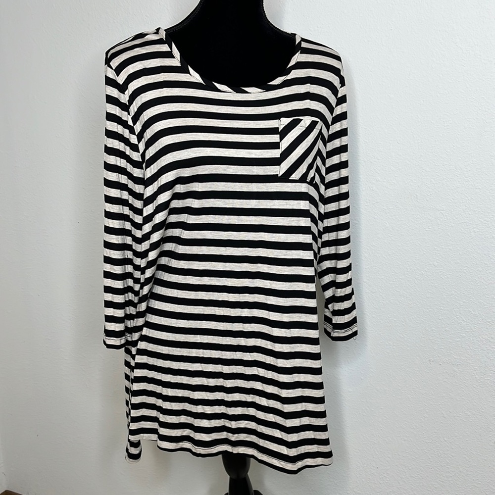 Molly & Isadora Size 1X. Black and white striped tunic. Keyhole back